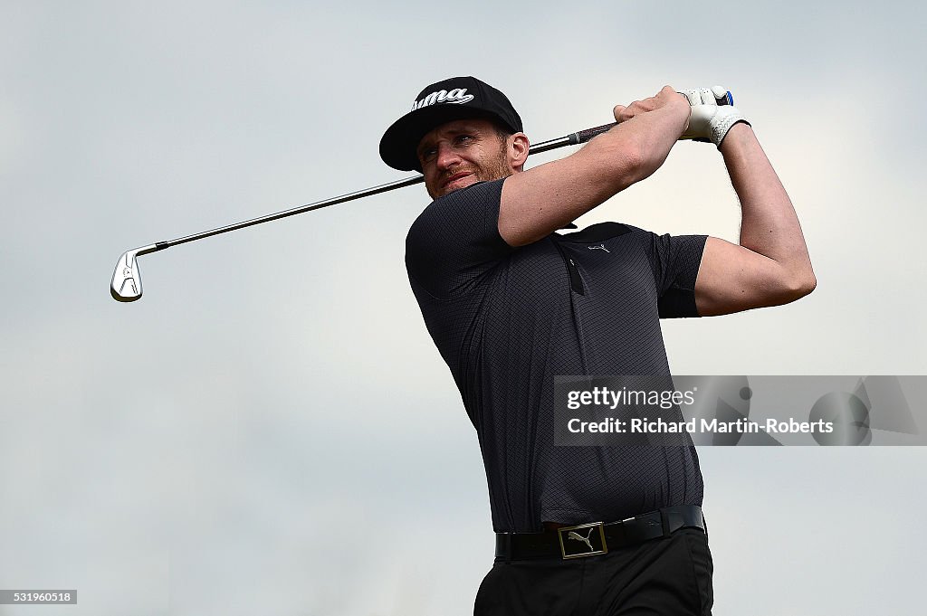 Scott Howarth Scott Howarth of Davenport GC tees off during the Titleist & FootJoy ...