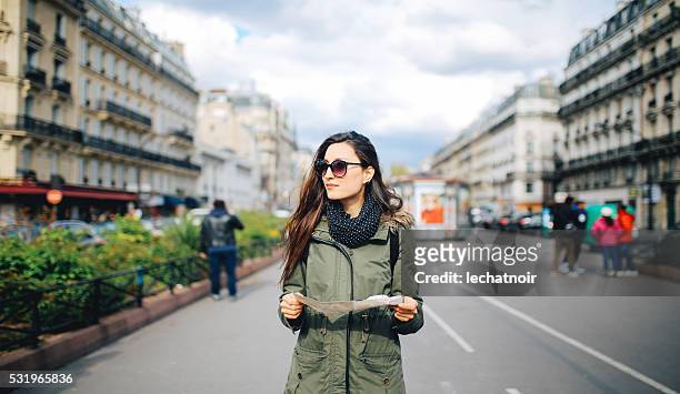 mujer joven turista en parís - anorak fotografías e imágenes de stock