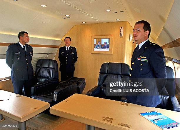 Miermbros de la tripulacion del nuevo avion presidencial, forman en la sala de juntas de la aeronave, en el aeropuerto militar de CATAM en Bogota, el...