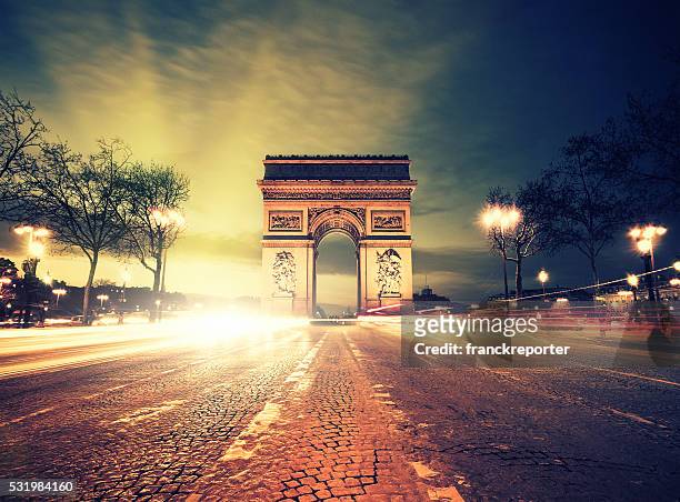 rush-hour in der arc de triomphe in paris - avenue des champs élysées stock-fotos und bilder