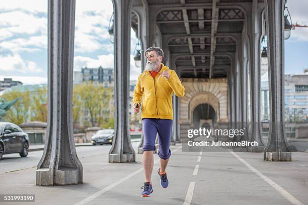 senior mann für einen lauf in paris - running paris stock-fotos und bilder