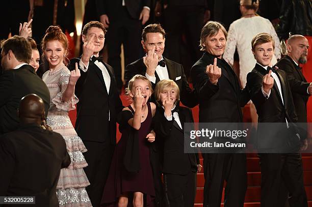 The cast of the movie 'Captain Fantastic' actress Shree Crooks, actor George MacKay, actress Annalise Basso, director Matt Ross, actor Viggo...