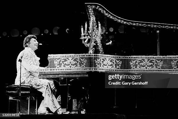 Liberace Liberace Pianist Photos and Premium High Res Pictures - Getty Images