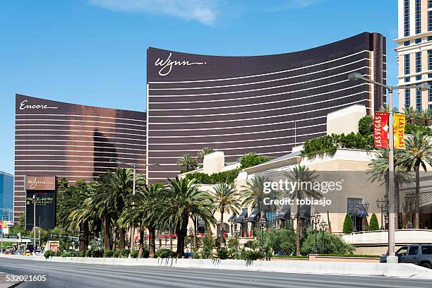 encore and wynn at las vegas strip - the wynn las vegas stock pictures, royalty-free photos & images