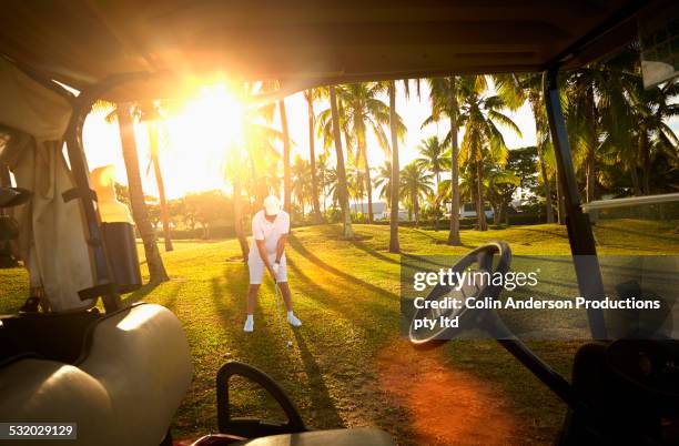 caucasian golfer preparing on golf course viewed from golf cart - nadi foto e immagini stock