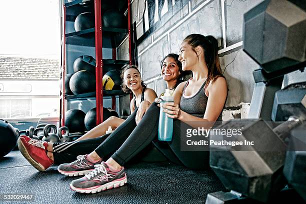 women resting together in gym - attività del fine settimana foto e immagini stock