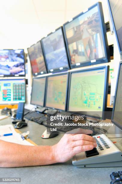 Network Control Officers 1,129 Network Operating Center Stock Photos, High-Res Pictures, and ...