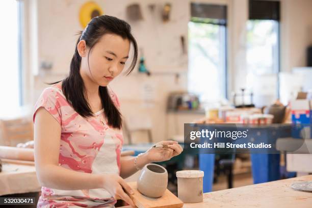 chinese student shaping ceramics in class - hill street studios stock-fotos und bilder