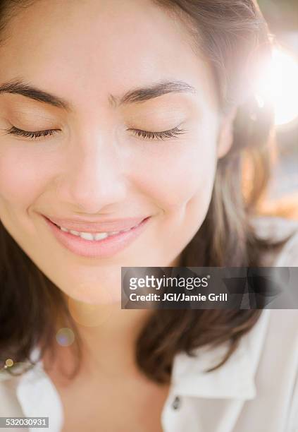 hispanic woman smiling - fossetta foto e immagini stock