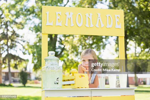 bored caucasian girl at lemonade stand - lehi stock-fotos und bilder