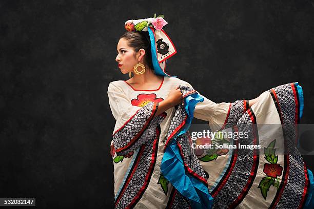 hispanic teenage girl dancing in sinaloa folkloric dress - latijns amerikaanse dansen stockfoto's en -beelden