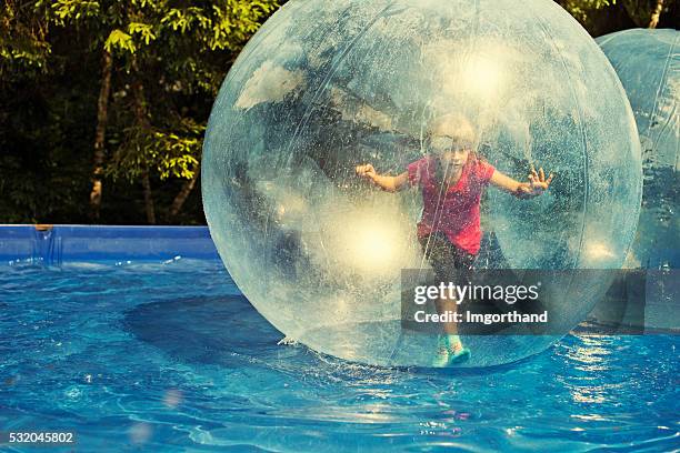 spaß im wasser-bereich - child bubble stock-fotos und bilder