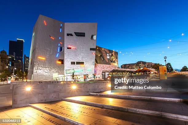 federation square at night, melbourne - federation square melbourne stock-fotos und bilder