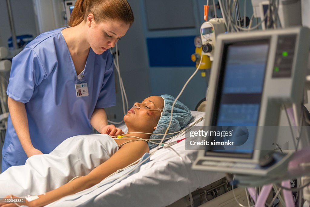 Enfermeira cuidando paciente