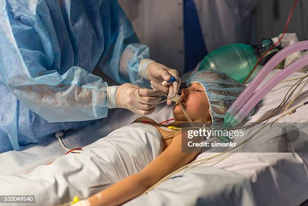 doctor and patient in operating theatre - ventilator stockfoto's en -beelden