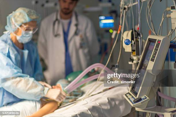 doctor and patient in operating theatre - beademingsmachine stockfoto's en -beelden