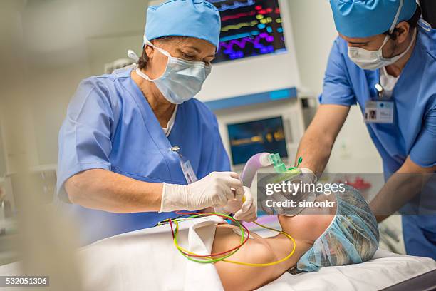 médico y paciente en la operación de teatro - ventilador equipo respiratorio fotografías e imágenes de stock