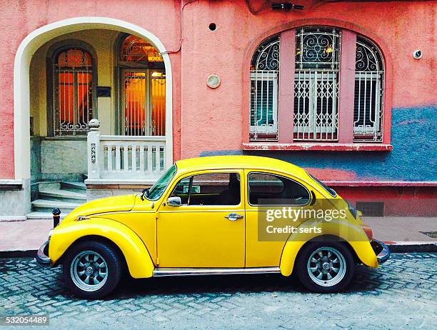 classic yellow volkswagen beetle - beetle car stockfoto's en -beelden