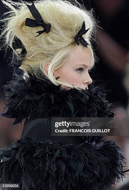 Model presents a creation by German designer Karl Lagerfeld for Chanel during the Autumn/Winter 2005-06 Haute Couture collections, 07 July 2005 in...