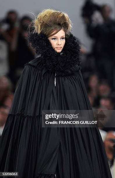 Model presents a creation by German designer Karl Lagerfeld for Chanel during the Autumn/Winter 2005-06 Haute Couture collections, 07 July 2005 in...