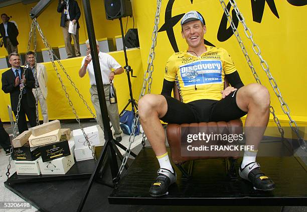 Yellow jersey US Lance Armstrong sit on the scales as the Tour is giving his weight in champain before taking the start of the sixth stage of the...