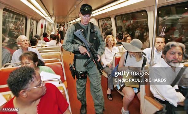 Washington, UNITED STATES: Officer B. Hanna of the Washington, DC, Metro Special Response Team patrols the cars of the Washington, DC, area subway 07...