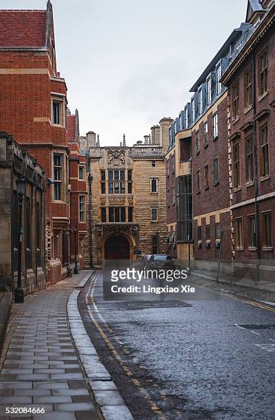 queen's lane with king's lane, cambridge, england - king's college london stock-fotos und bilder