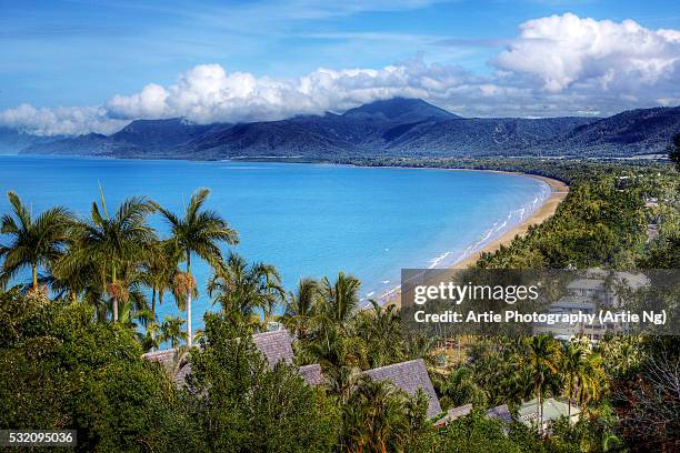 view of four mile beach, port douglas, cairns, far north queensland, australia - cairns stock-fotos und bilder