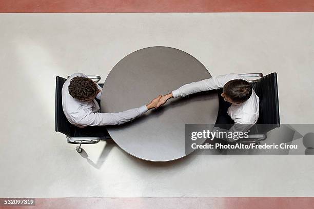 businessmen shaking hands - vertrouwen stockfoto's en -beelden
