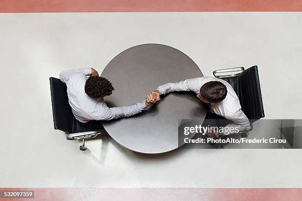 businessmen arm wrestling - echar un pulso fotografías e imágenes de stock