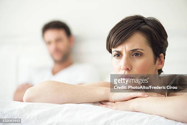 couple not speaking after disagreement in bed - envy fotografías e imágenes de stock