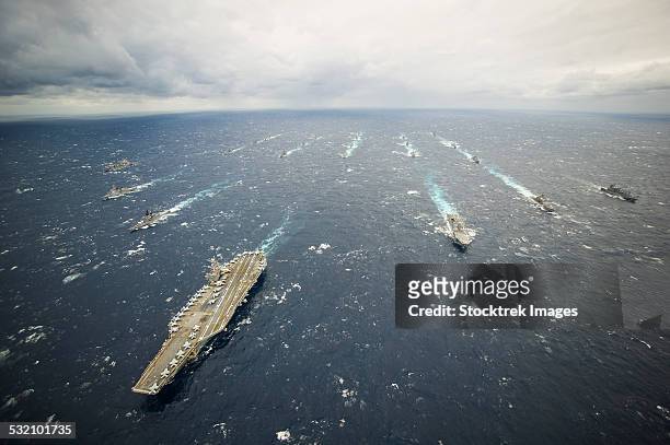 the george washington strike group and japan maritime self-defense force ships. - uss george washington - fotografias e filmes do acervo