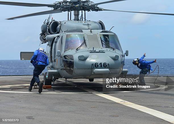 airmen remove the chocks and chains from an mh-60s sea hawk. - uss ブルー リッジ ストックフォトと画像
