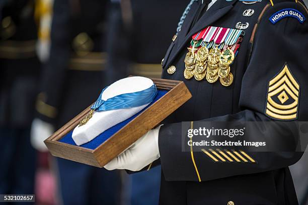 u.s. army sergeant holds the medal of honor. - us military emblems photos et images de collection