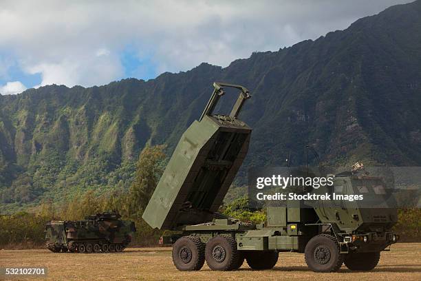a u.s. marine corps m142 high mobility artillery rocket system. - raketwerper stockfoto's en -beelden