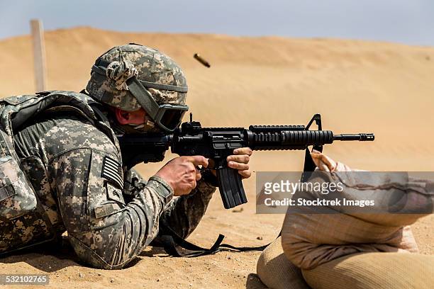 a u.s. army national guardsman at a firing range. - national guard stock-fotos und bilder
