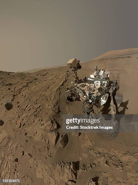 nasas curiosity mars rover on planet mars. - mars curiosity rover photos et images de collection