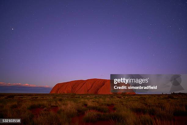 night sky over uluru - ayer's rock stockfoto's en -beelden