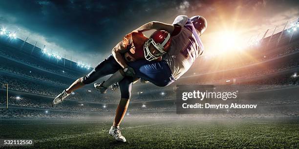 american football player being tackled - football helmet stockfoto's en -beelden