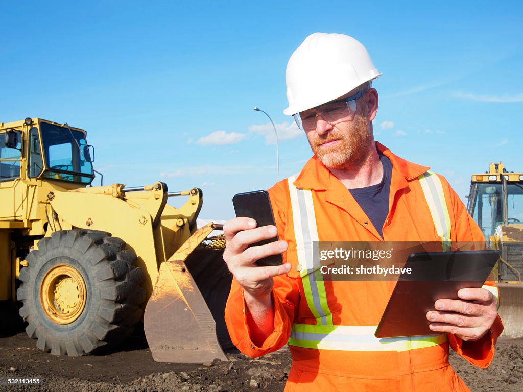 Trabajador de construcción y equipo y tecnología de teléfono