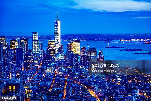 skyline von manhattan mit einem world trade center, new york city - insel liberty island stock-fotos und bilder