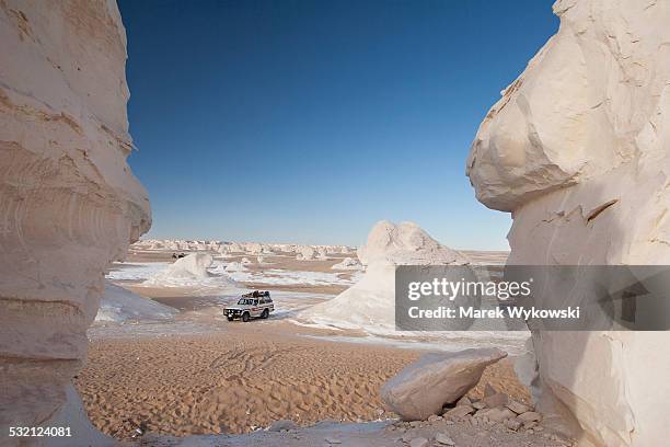 4x4 car in white desert, egypt - white desert stock pictures, royalty-free photos & images