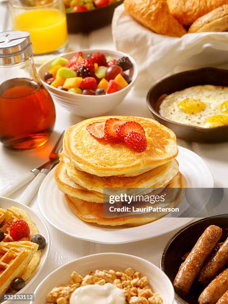 disfrute de desayuno - pancake fotografías e imágenes de stock