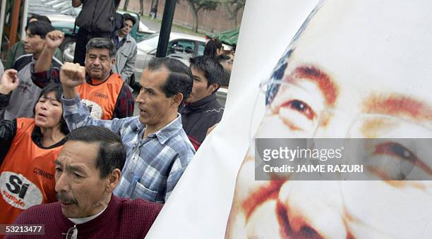 Simpatizantes del partido del ex presidente peruano Alberto Fujimori "Si, Cumple", se manifiestan contra la detencion del ex ministro de Agricultura...