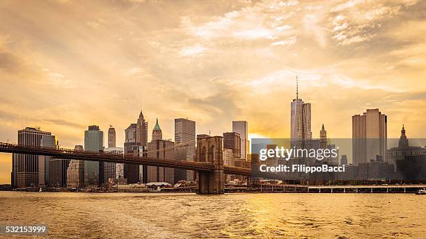 manhattan skyline ao pôr do sol - wall street lower manhattan imagens e fotografias de stock