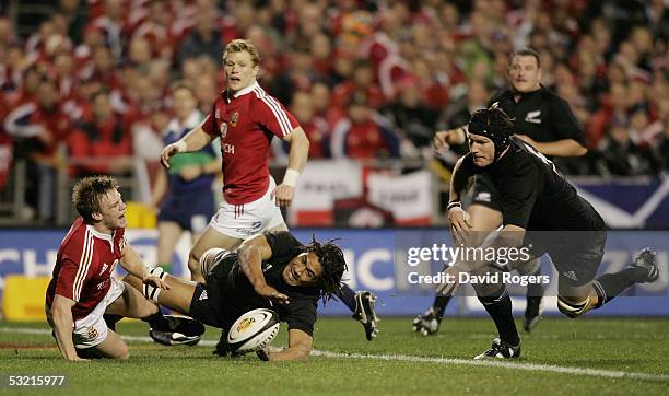 Ali Williams pounces on the loose ball to score a try as Rodney So'oialo and Dwayne Peel run in during the third test match between The New Zealand...