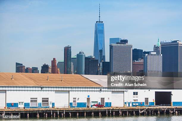 downtown manhattan and freedom tower and old warehouse - red hook fotografías e imágenes de stock