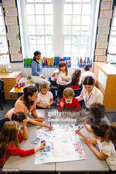 creative kids - elementary school classroom stockfoto's en -beelden