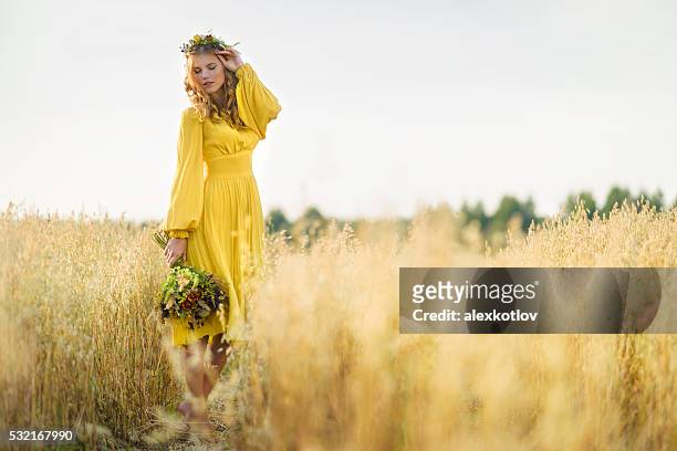 femme heureuse dans les champs - robe jaune photos et images de collection