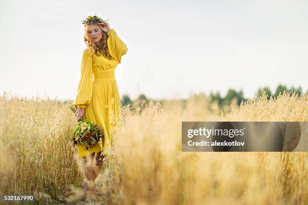 mulher feliz em campos - yellow dress - fotografias e filmes do acervo